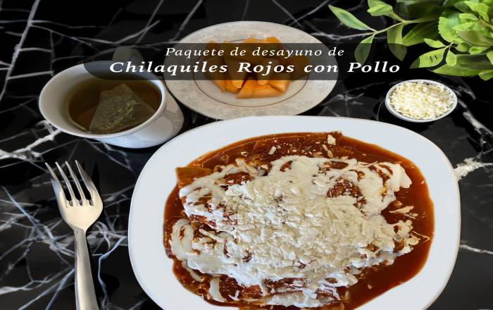 DESAYUNO CHILAQUILES ROJOS CON POLLO